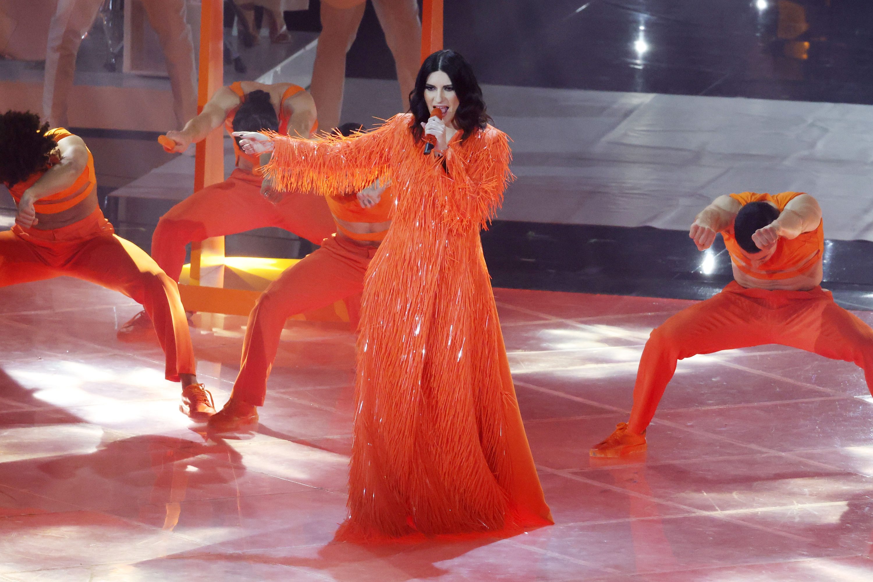 Laura Pausini si rifiuta di cantare “Bella ciao” in tv: scoppia la polemica e la cantante replica su Twitter (video)
