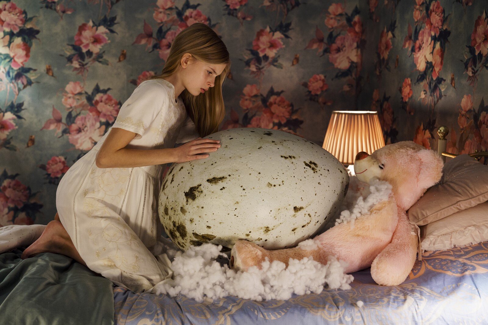 Hatching: foto e locandine del film horror finlandese