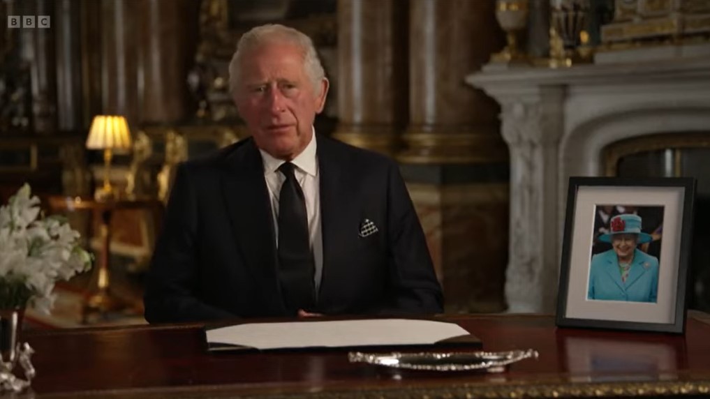 Re Carlo III, il suo primo discorso tv tra l’omaggio alla madre e il tributo a Camilla