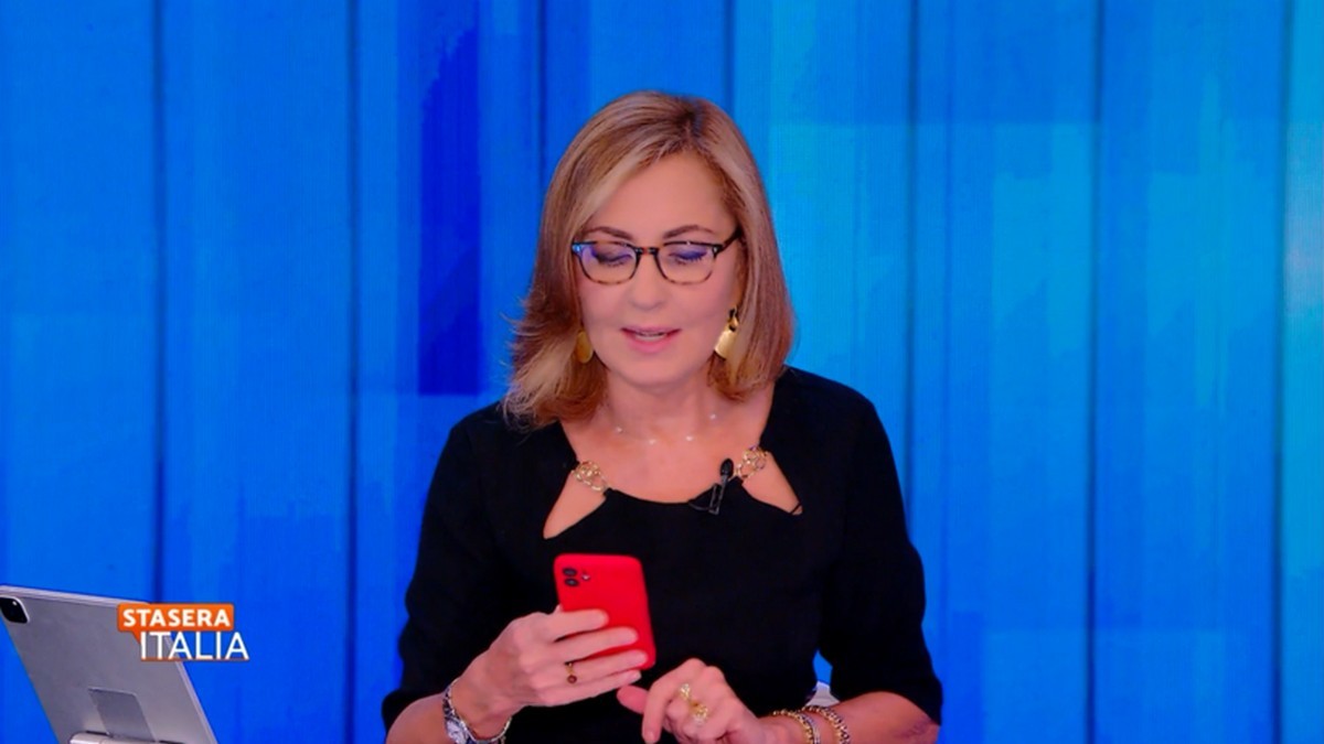Stasera Italia, Barbara Palombelli legge in diretta messaggio ricevuto da Salvini: “Vi querelo”