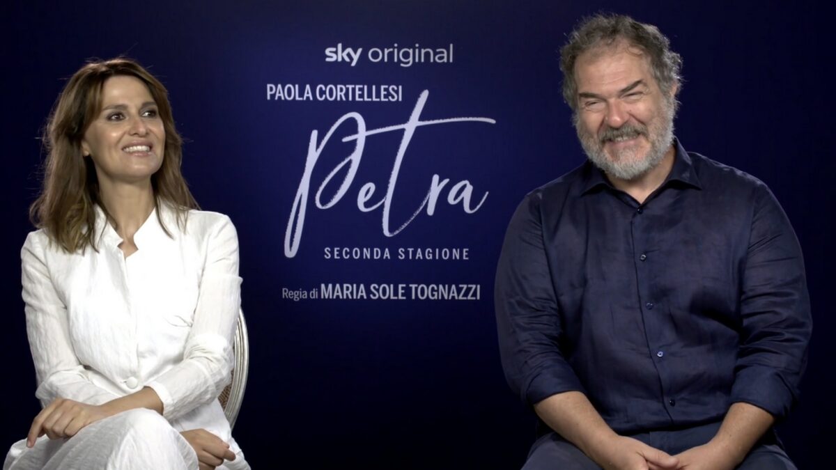 Petra 2, Paola Cortellesi e Andrea Pennacchi a TvBlog: “Altri dieci anni di questa serie? Non siamo più due ragazzini!” (Video)
