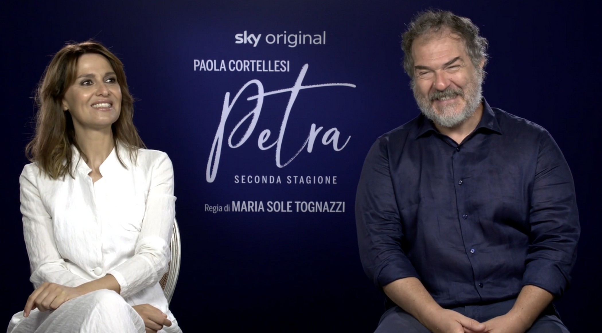 Petra 2, Paola Cortellesi e Andrea Pennacchi a TvBlog: “Altri dieci anni di questa serie? Non siamo più due ragazzini!” (Video)
