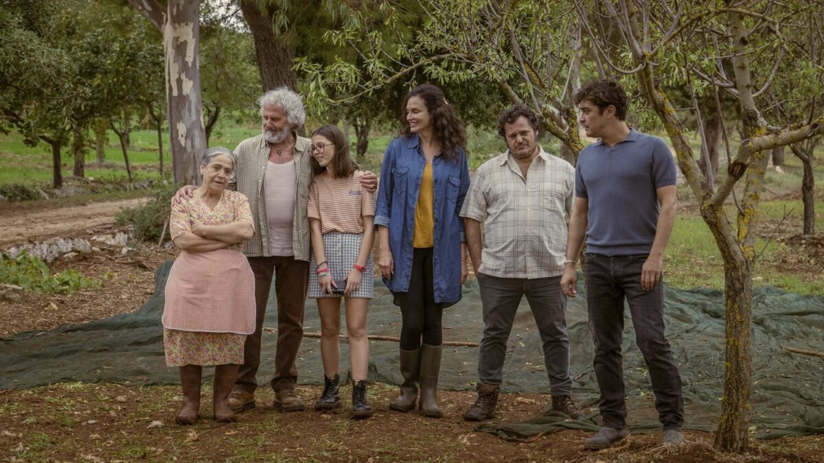 Quasi Orfano: nuovo video “Intervista a cast e regista” e anticipazioni della commedia con Riccardo Scamarcio