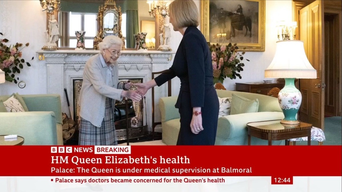 Regina Elisabetta II, condizioni di salute critiche: BBC in breaking news, giornalisti in onda già vestiti di nero