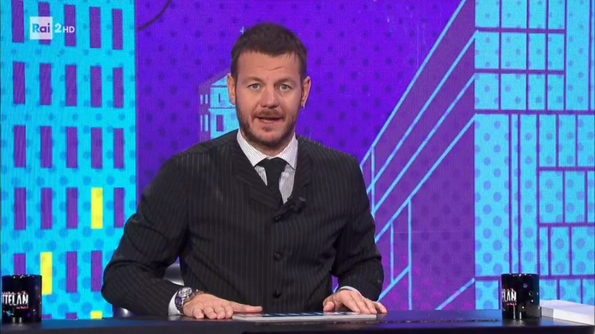 Stasera C’è Cattelan, un late night show fatto e finito (altrove), migliorabile negli interventi “da solista” del suo conduttore