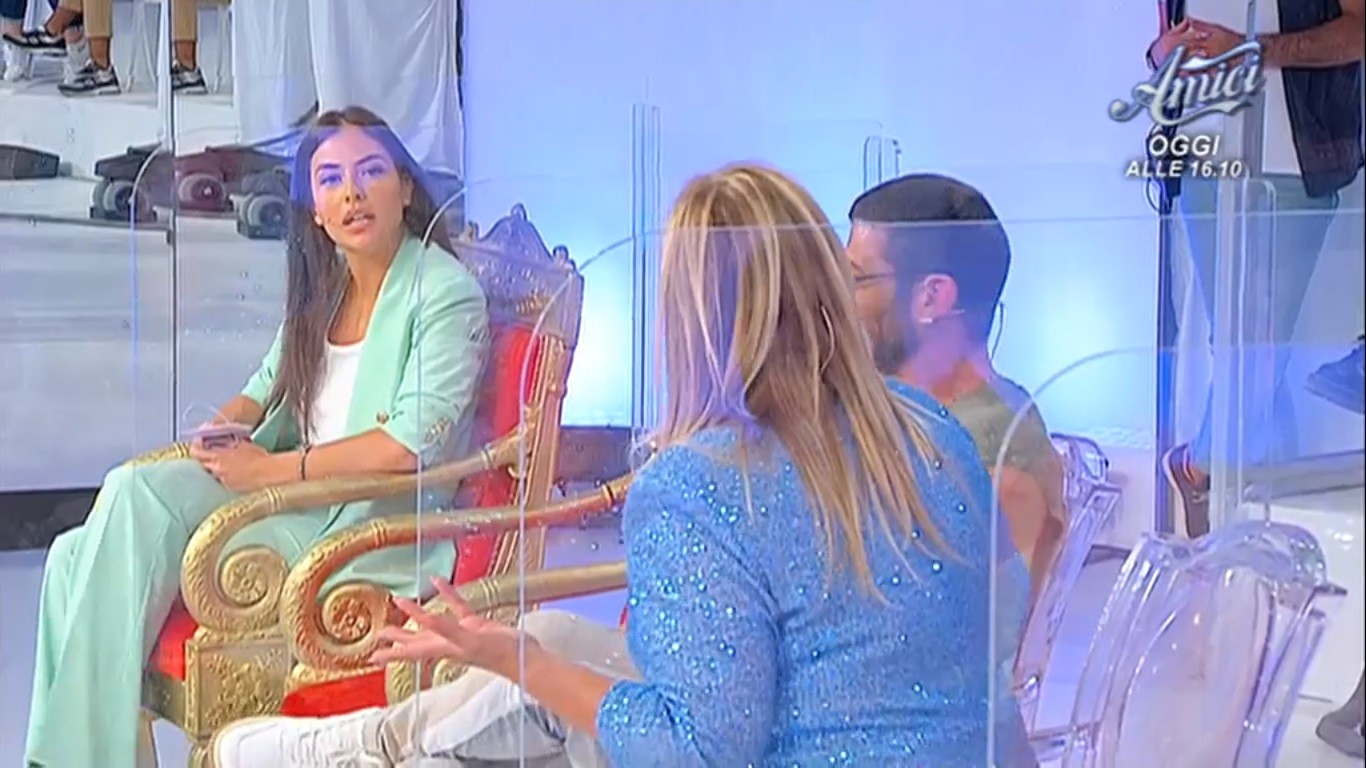 Uomini e Donne, lite in studio tra Tina e la tronista Federica Aversano – VIDEO