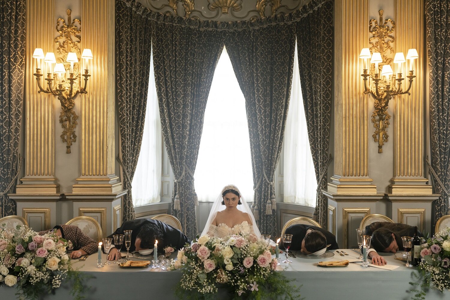 Wedding Season su Disney+ Rosa Salazar è una pericolosa sposa in fuga