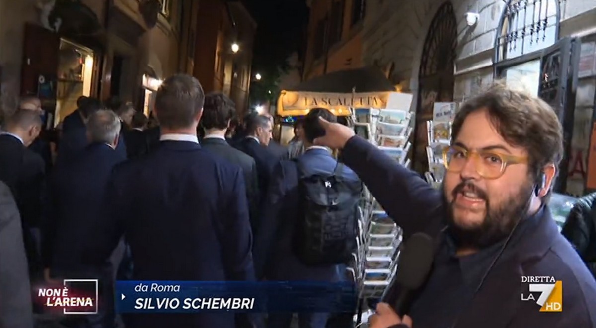Non è l’Arena, Massimo Giletti e i siparietti con l’inviato Silvio Schembri all’inseguimento di Macron
