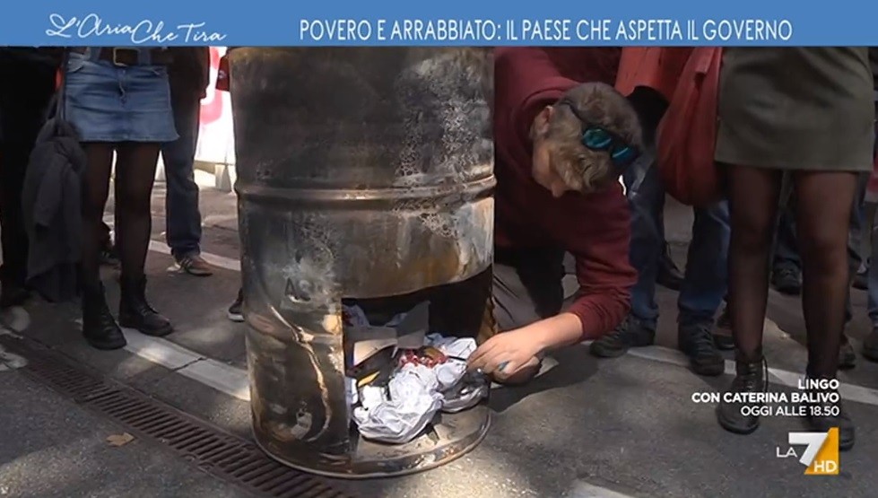 L’Aria che tira e il falò delle bollette a favor di telecamera