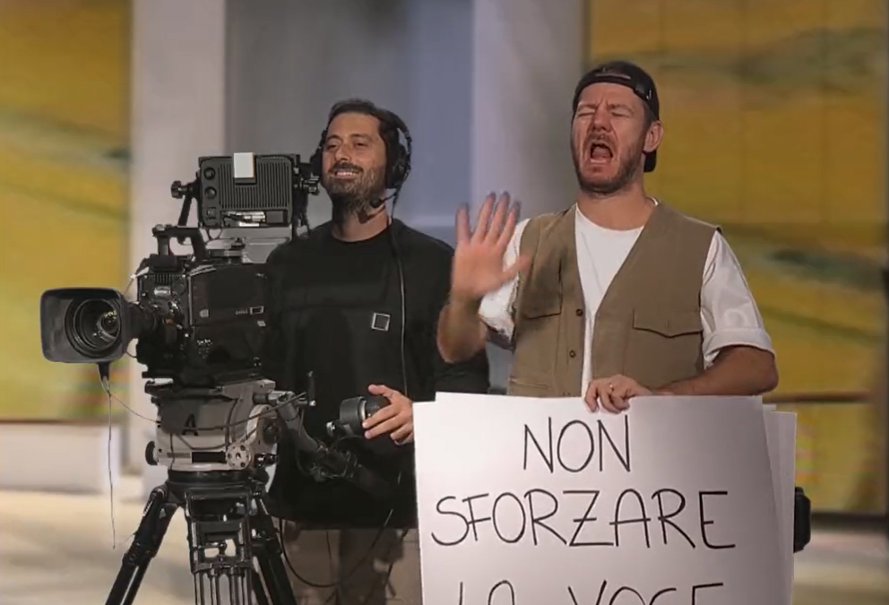 Stasera c’è Cattelan su Rai 2: il gobbo pasticcione è l’unica trovata geniale (ma non originale) della stagione tv