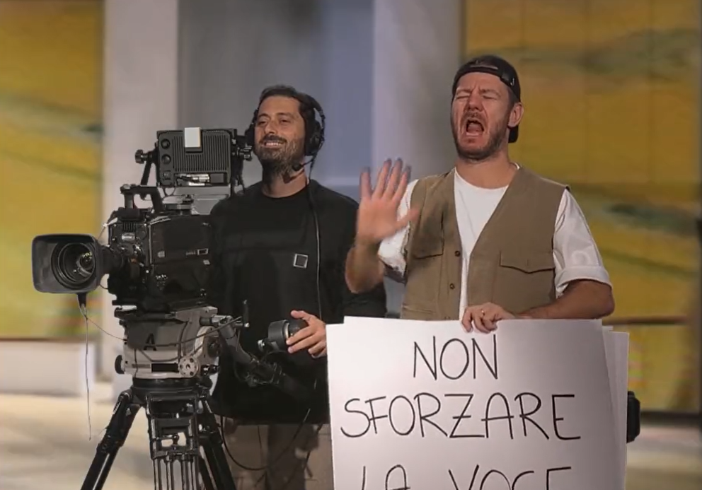 Stasera c’è Cattelan su Rai 2: il gobbo pasticcione è l’unica trovata geniale (ma non originale) della stagione tv