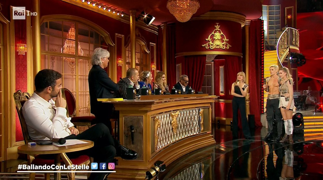 Ballando con la giuria di Ballando con le stelle, il “Se fosse”, Rumore e Raffaella Carrà