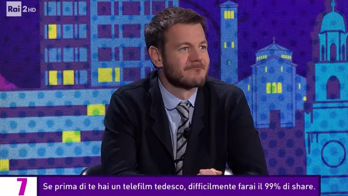 Cattelan e l’ironia su traino e orario di inizio. Stoccate vere dietro ai sorrisi di rito