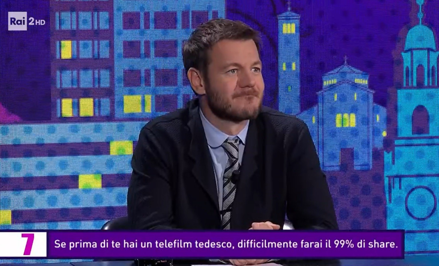 Cattelan e l’ironia su traino e orario di inizio. Stoccate vere dietro ai sorrisi di rito