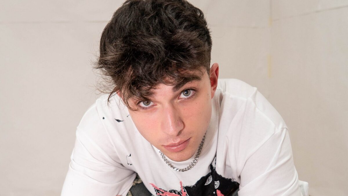 L’alba, Crytical: ascolta il brano, il cantante racconta il significato del nuovo singolo (video)