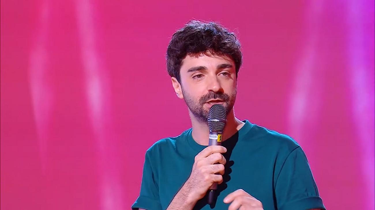 Daniele Gattano spezza la maledizione degli stand up comedian poco incisivi a Le Iene Show: “Giorgia Meloni omofoba ma non si accetta. Putin è il Malgioglio degli antigay”