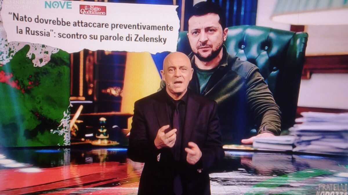 Crozza, monologo su Zelensky: “Solidarietà al popolo ucraino, ma lui è un invasato”