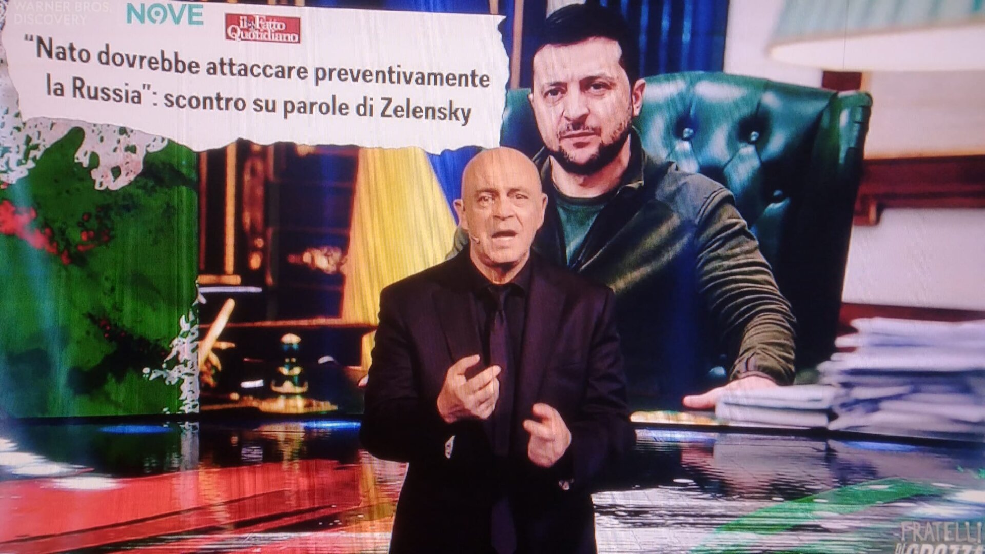 Crozza, monologo su Zelensky: “Solidarietà al popolo ucraino, ma lui è un invasato”
