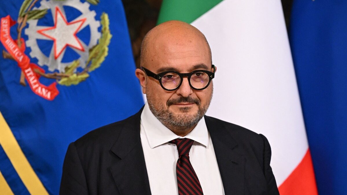 Gennaro Sangiuliano da direttore del Tg2 a ministro in 24 ore: non può essere tutto normale