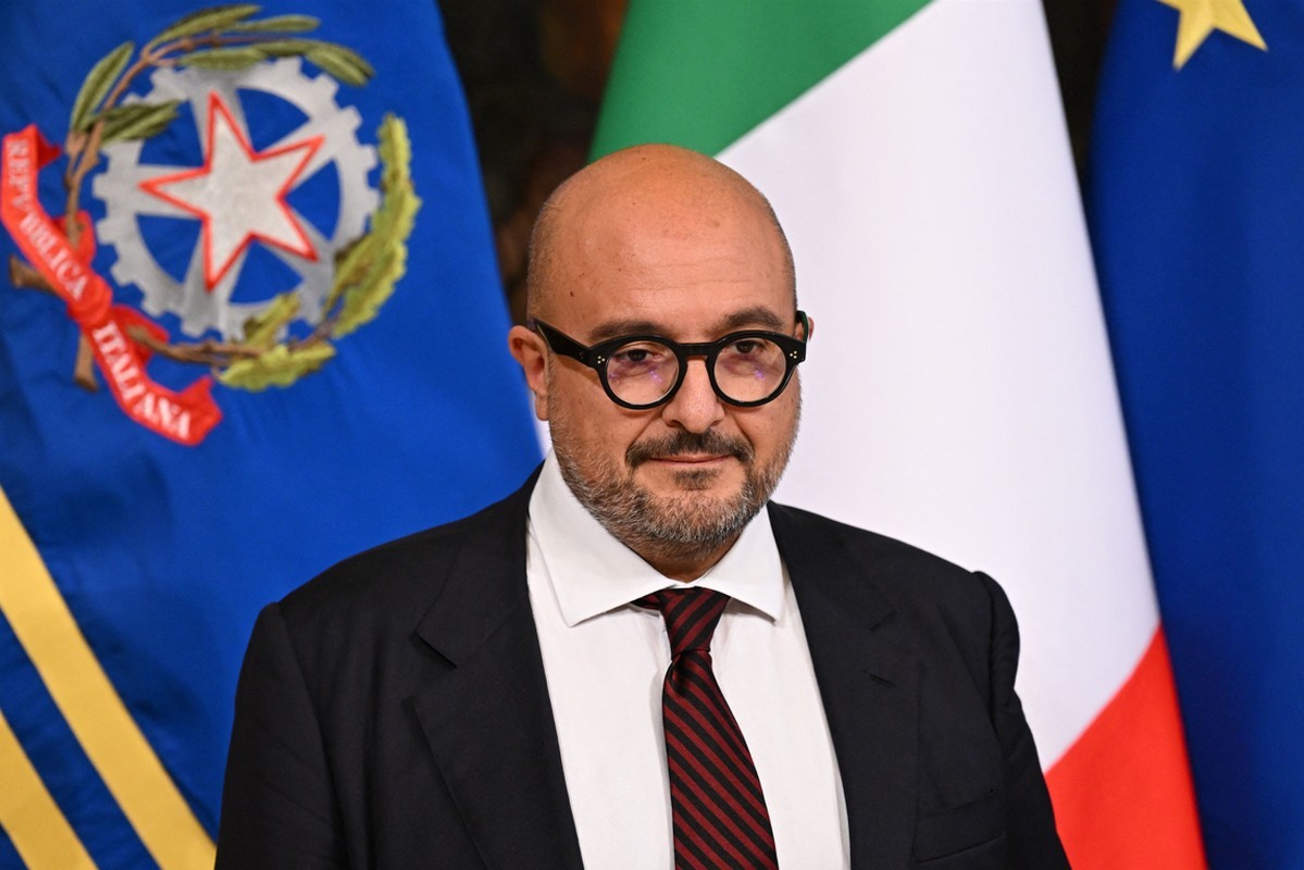 Gennaro Sangiuliano da direttore del Tg2 a ministro in 24 ore: non può essere tutto normale