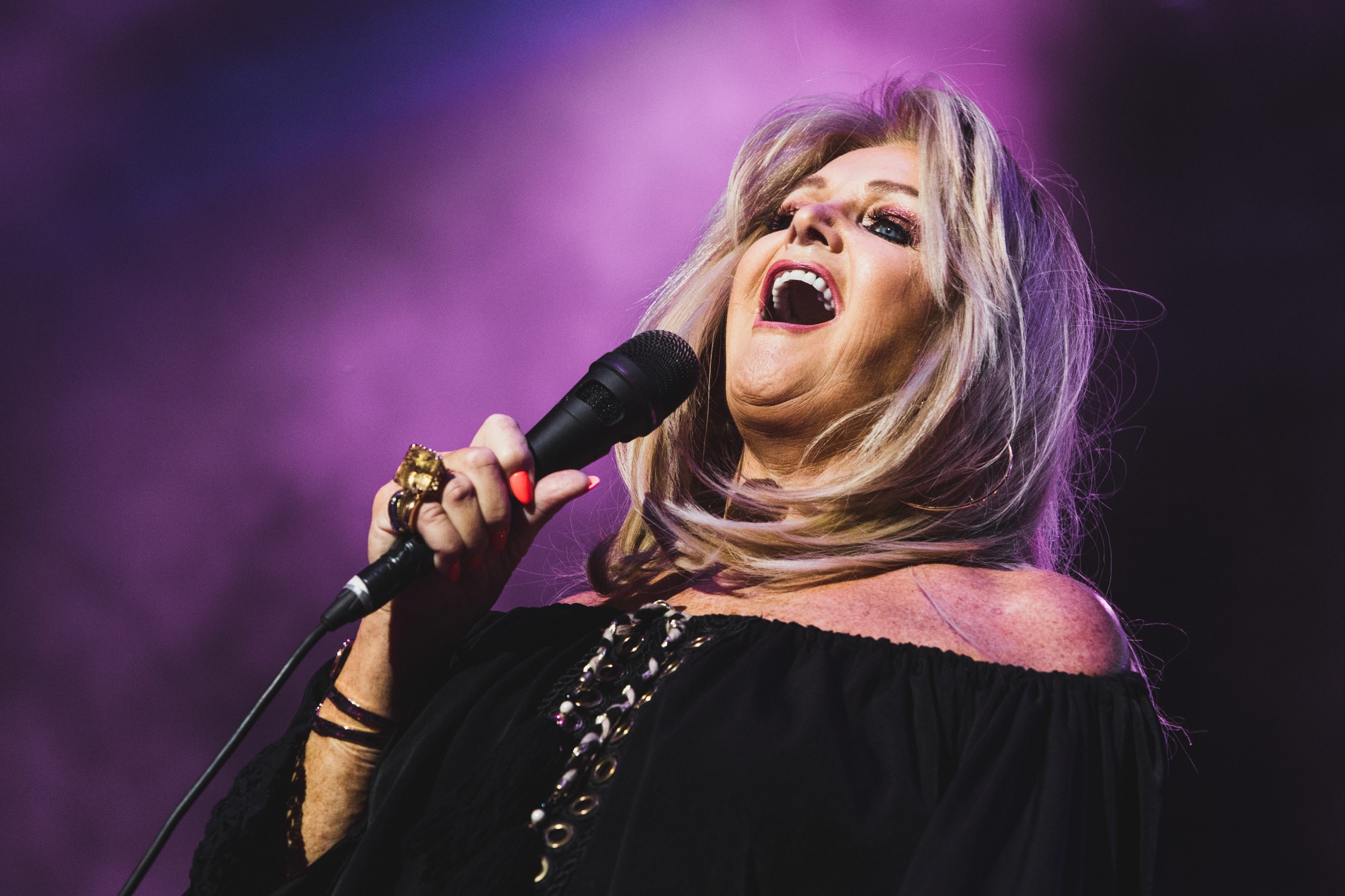 Total Eclipse Of The Heart, Bonnie Tyler: testo e traduzione della canzone (video)