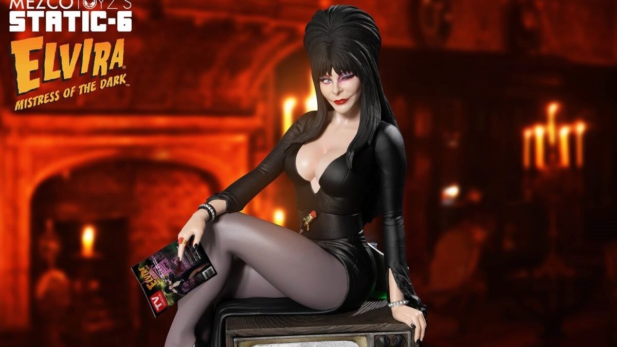 Halloween: nuova statua interattiva Mezco di Elvira Mistress of the Dark