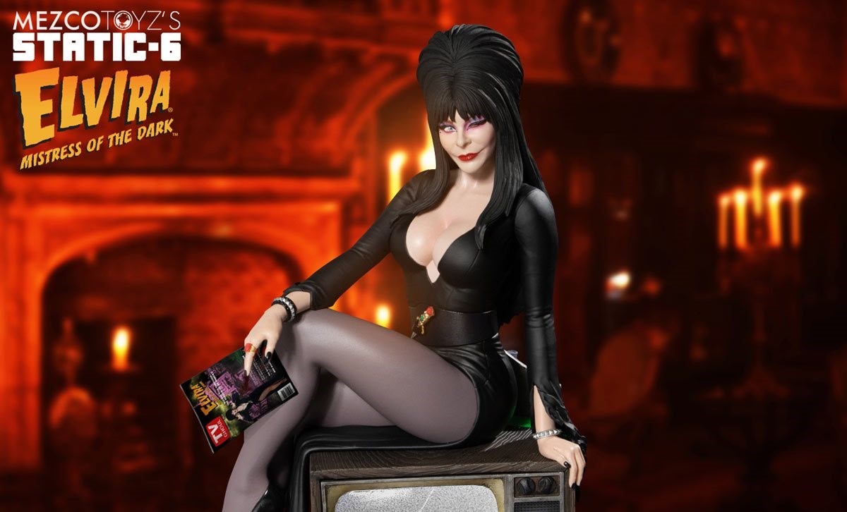 Halloween: nuova statua interattiva Mezco di Elvira Mistress of the Dark