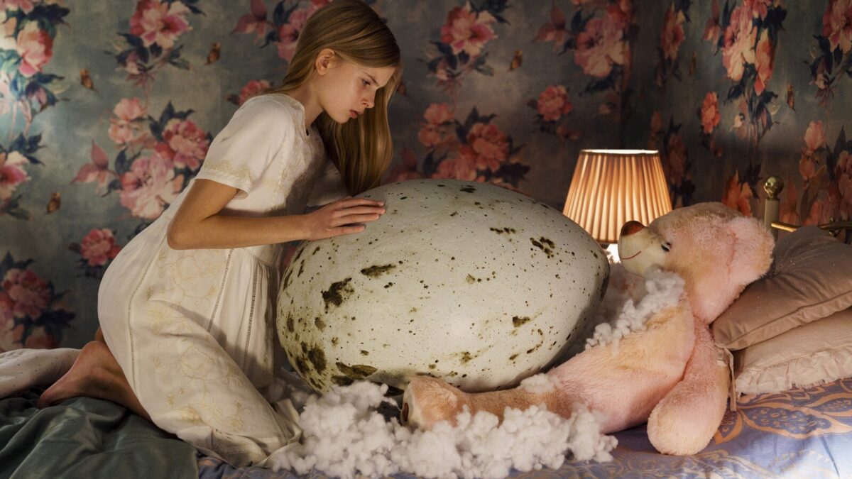 Hatching, recensione: tra body horror e sovrannaturale una bizzarra e ambiziosa parabola su famiglia e pubertà