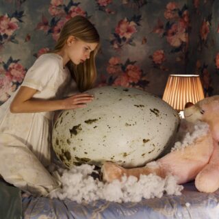 Hatching, recensione tra body horror e sovrannaturale una bizzarra e ambiziosa parabola su famiglia e pubertà