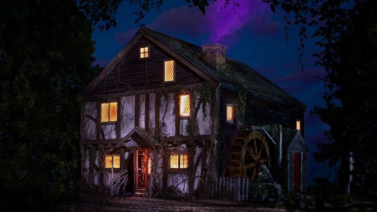 Hocus Pocus 2: il cottage delle sorelle Sanderson nel bosco di Salem prenotabile su Airbnb