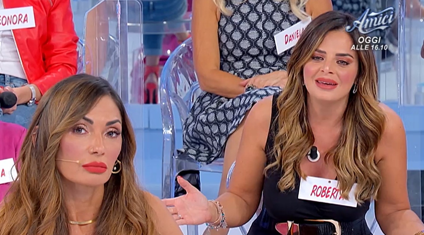 Uomini e Donne, è scontro tra Ida e Roberta per Alessandro: “Ce l’hai d’oro” (video)