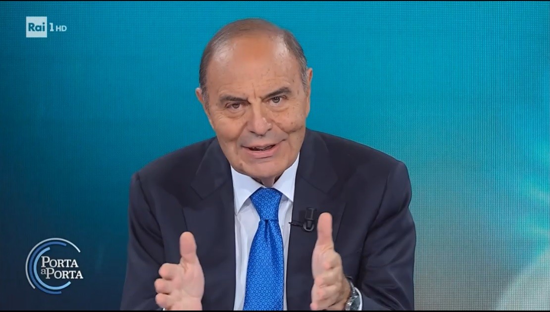 Bruno Vespa sgrida il Tg1: “Qualche conduttore non ci ama e non ci cita, evitate gli sforamenti” – Video