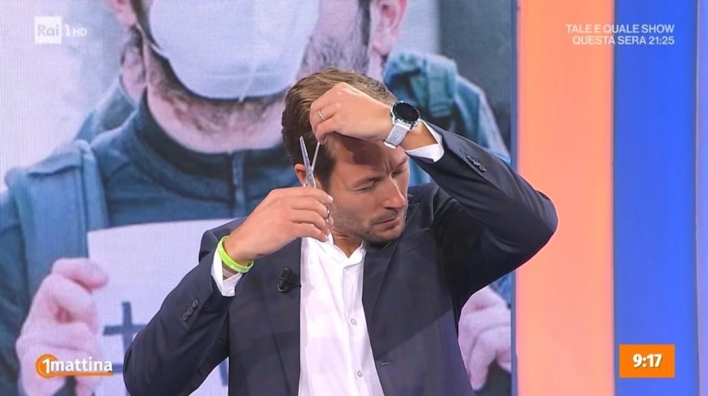 Proteste in Iran, anche la tv italiana si taglia i capelli: da Belen a Ossini, l’haircut è live