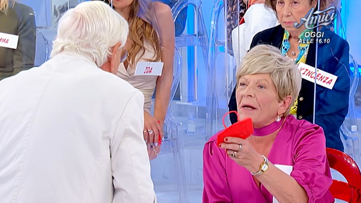 Uomini e Donne, Maria De Filippi interviene nell’affaire Alessandro – Pinuccia: “Rassegnati” (video)