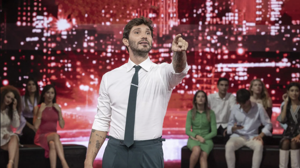 Stasera tutto è possibile: ospiti ultima puntata 31 ottobre, comici, giochi e streaming
