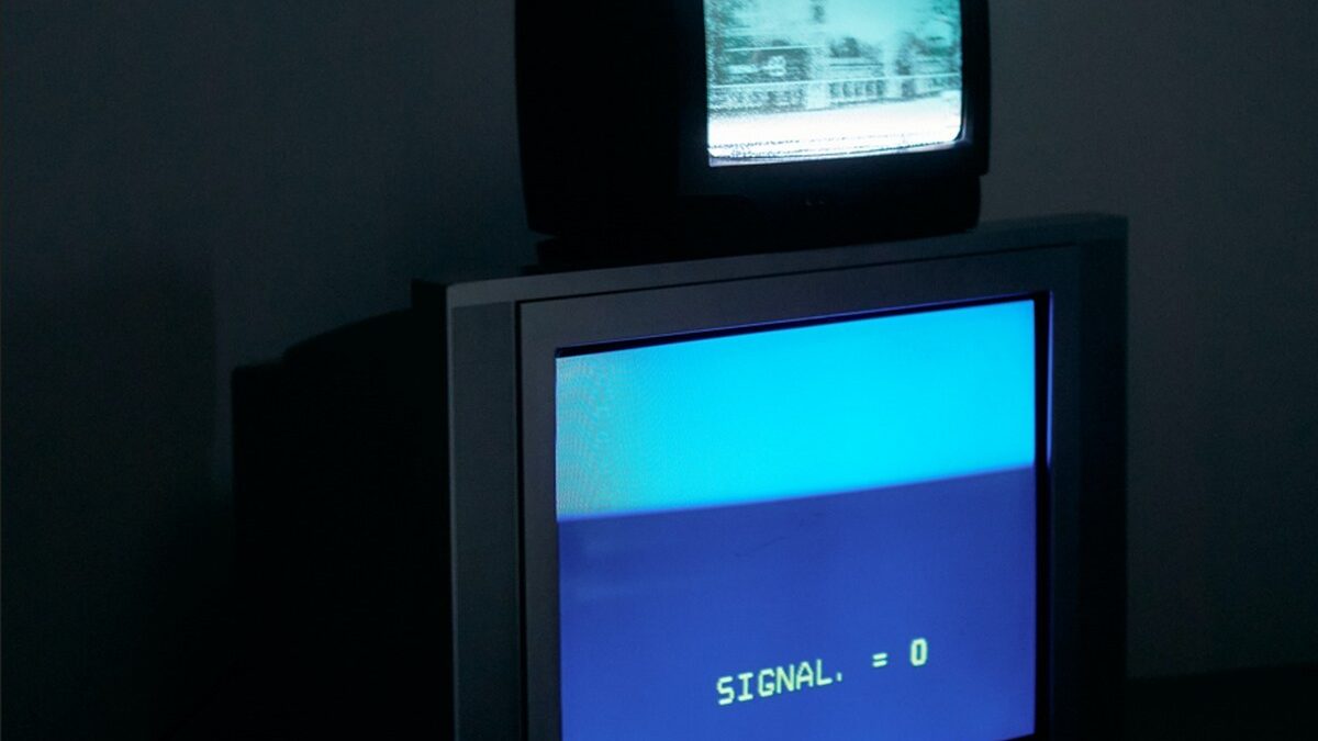 Palpate, insulti e bicchieri d’acqua che volano, l’ottobre horror della tv italiana
