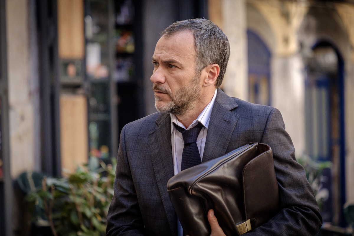 Vincenzo Malinconico, pesce fuor d’acqua a cui non saprete resistere: la recensione della fiction di Rai 1