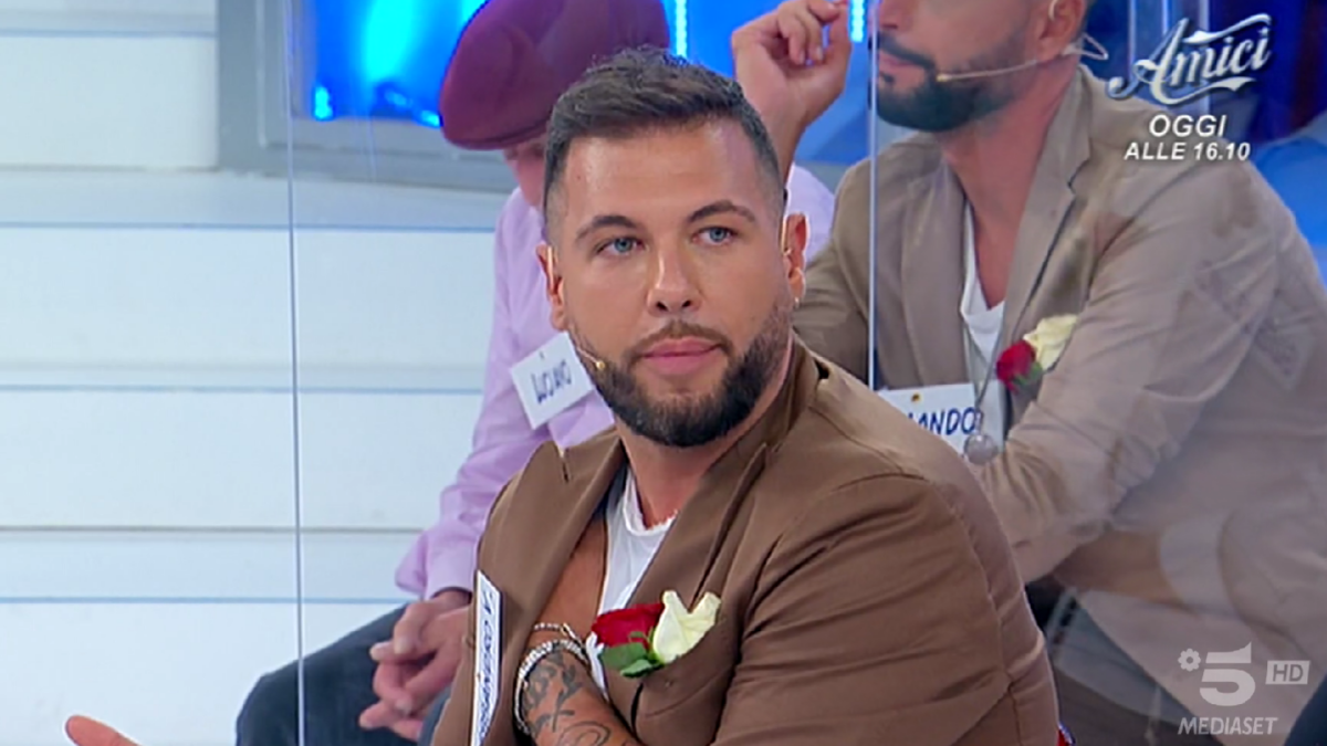 Uomini e Donne, puntata del 17 novembre 2022: Alessandro infastidito dal passato di Ida, discussione tra Carola e Federico