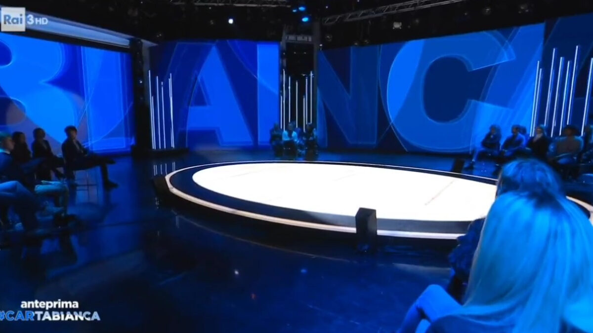 Cartabianca, la porta non si apre e la Berlinguer ritarda l’ingresso (Video)