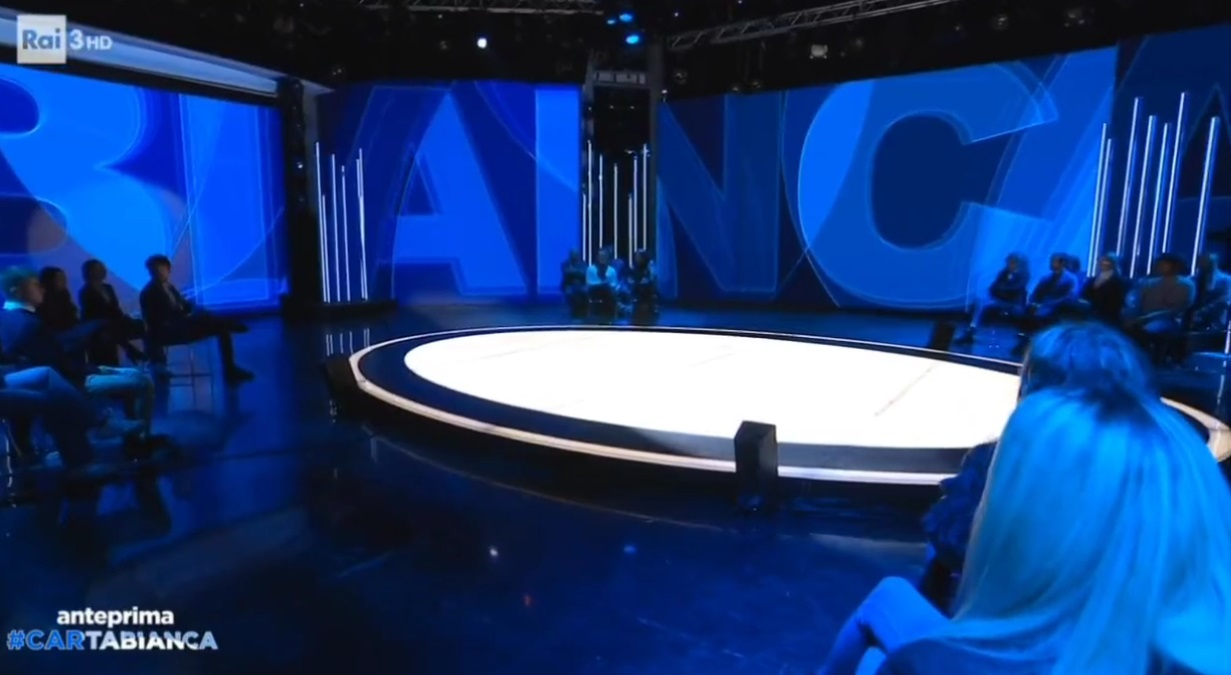 Cartabianca, la porta non si apre e la Berlinguer ritarda l’ingresso (Video)
