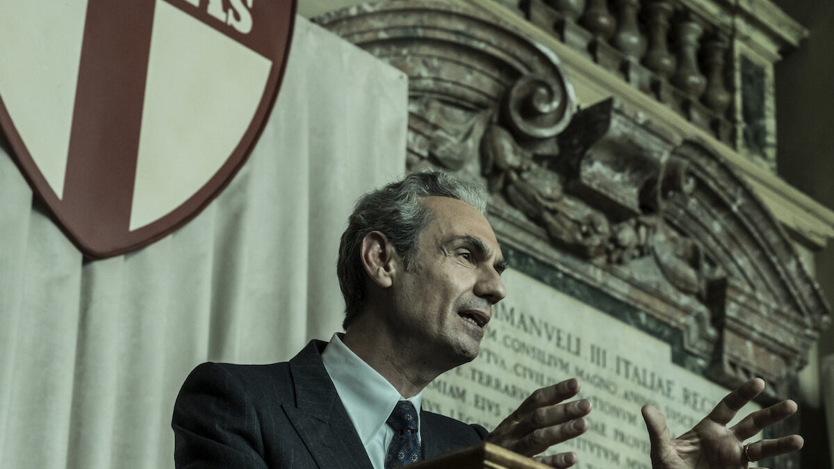Esterno Notte racconta il caso Moro e debutta nelle serie tv sfruttandone il linguaggio: la recensione