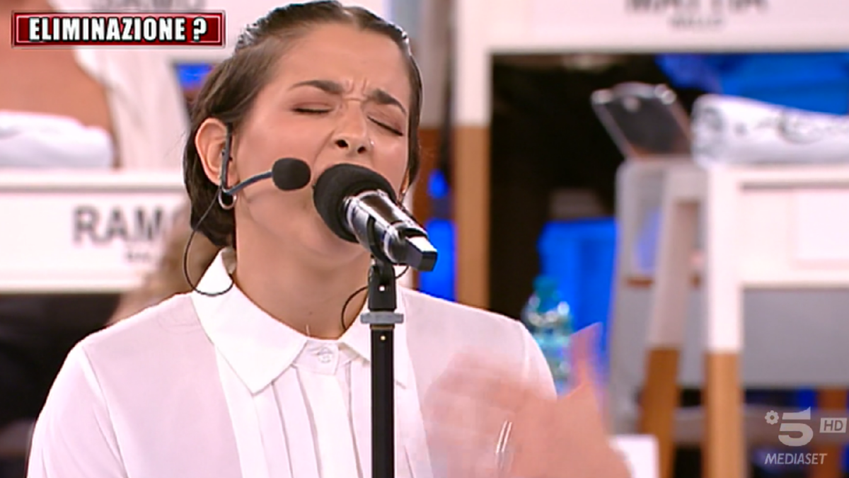 Meno sola, Federica: ascolta la canzone, leggi il testo dell’inedito di Amici 2022