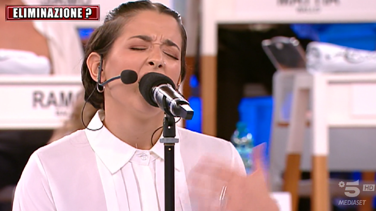 Meno sola, Federica: ascolta la canzone, leggi il testo dell’inedito di Amici 2022