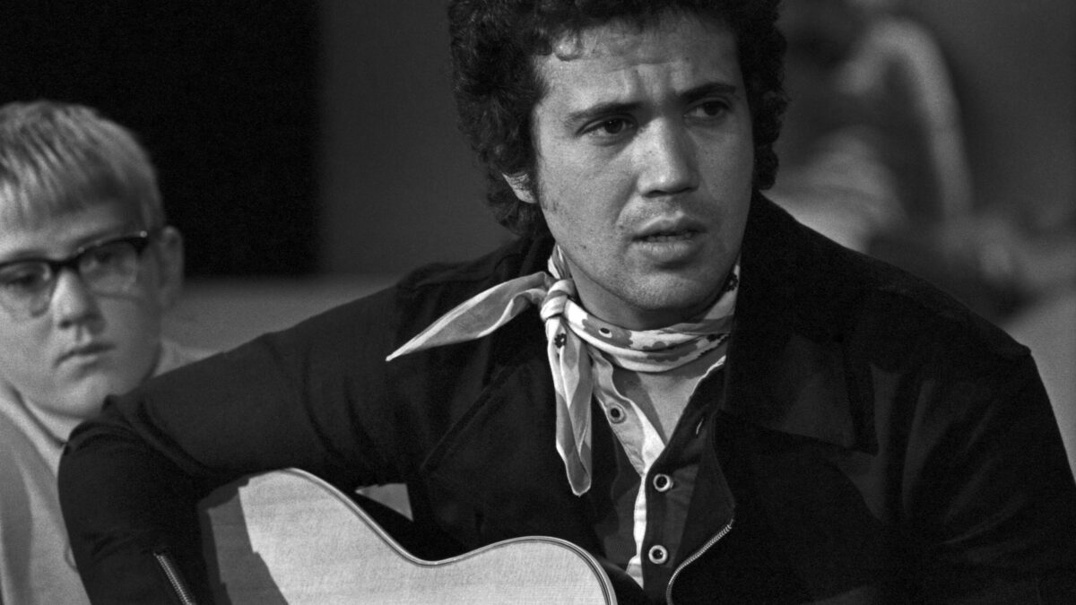 Fiori rosa fiori di pesco, Lucio Battisti: ascolta la canzone, leggi testo e significato