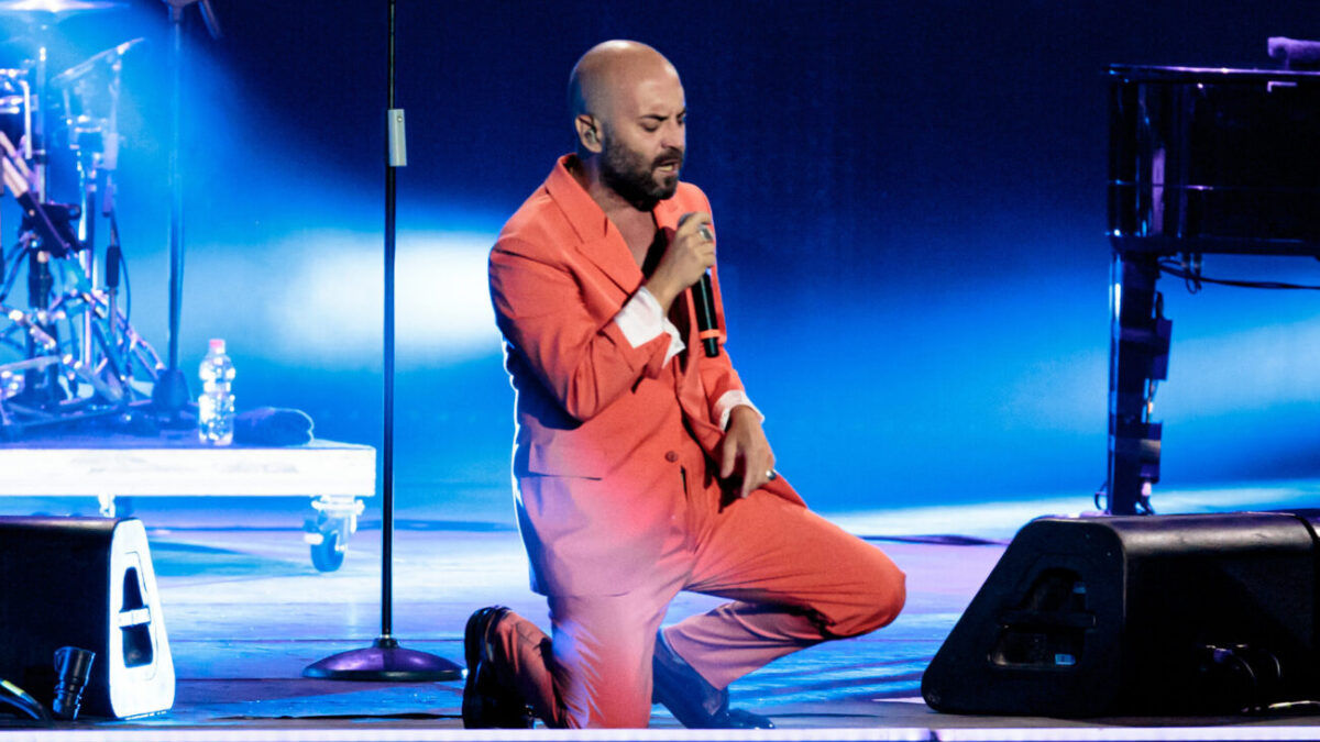 Negramaro, Giuliano Sangiorgi si scusa per i disguidi del concerto a Lecce: “Ho sofferto con voi”