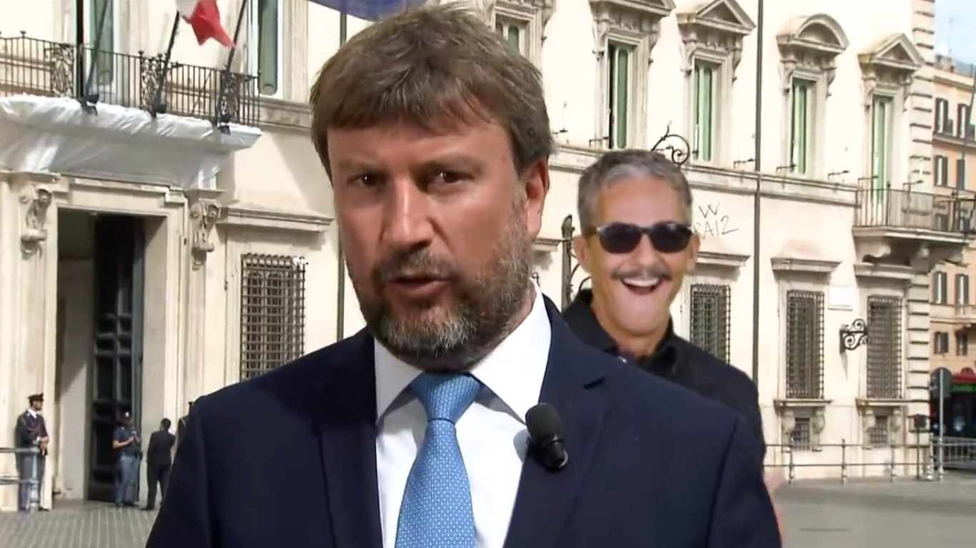 Fiorello si prende gioco del Tg1 nel nuovo promo per Viva Rai 2 (VIDEO)