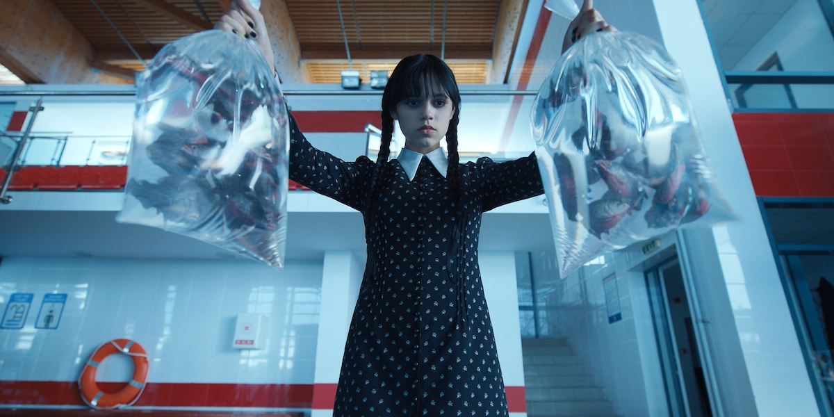 Mercoledì, per Netflix gli Addams devono fare spazio al solito mystery teen drama: la recensione
