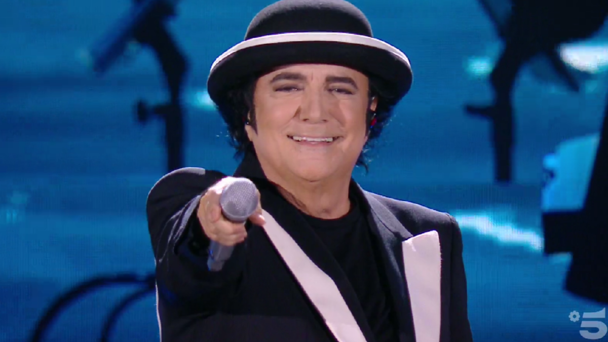 Renato Zero su Canale 5 in concerto, seconda serata 2 novembre 2022: tutte le canzoni ed esibizioni