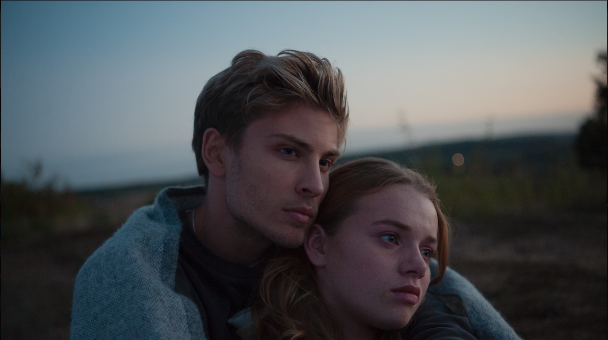 Rai 2 stasera propone "Vicino all'orizzonte", dramma romantico del 2019  di Tim Trachte con Luna Wedler, Jannik Schümann, Luise Befort e Victoria Mayer.