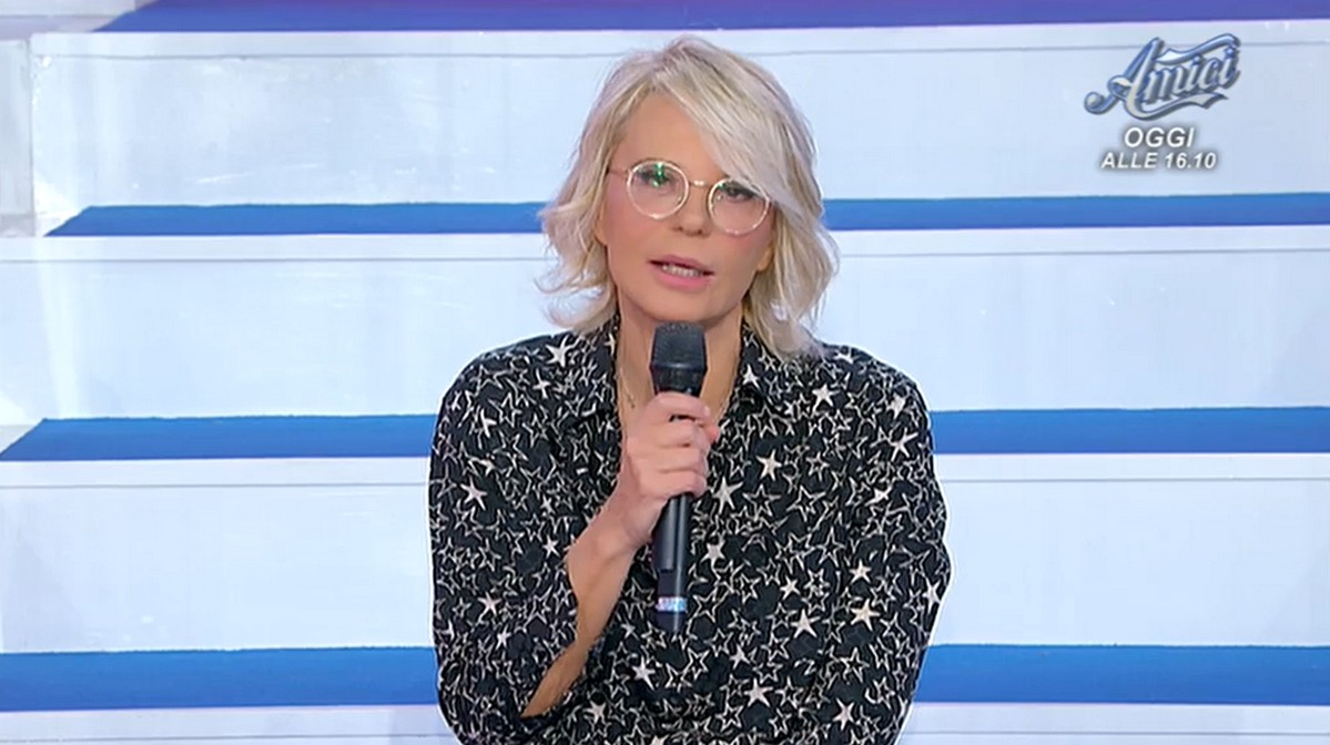 Uomini e Donne, la puntata di oggi 18 novembre 2022: una coppia lascia il programma, Riccardo geloso di Ida